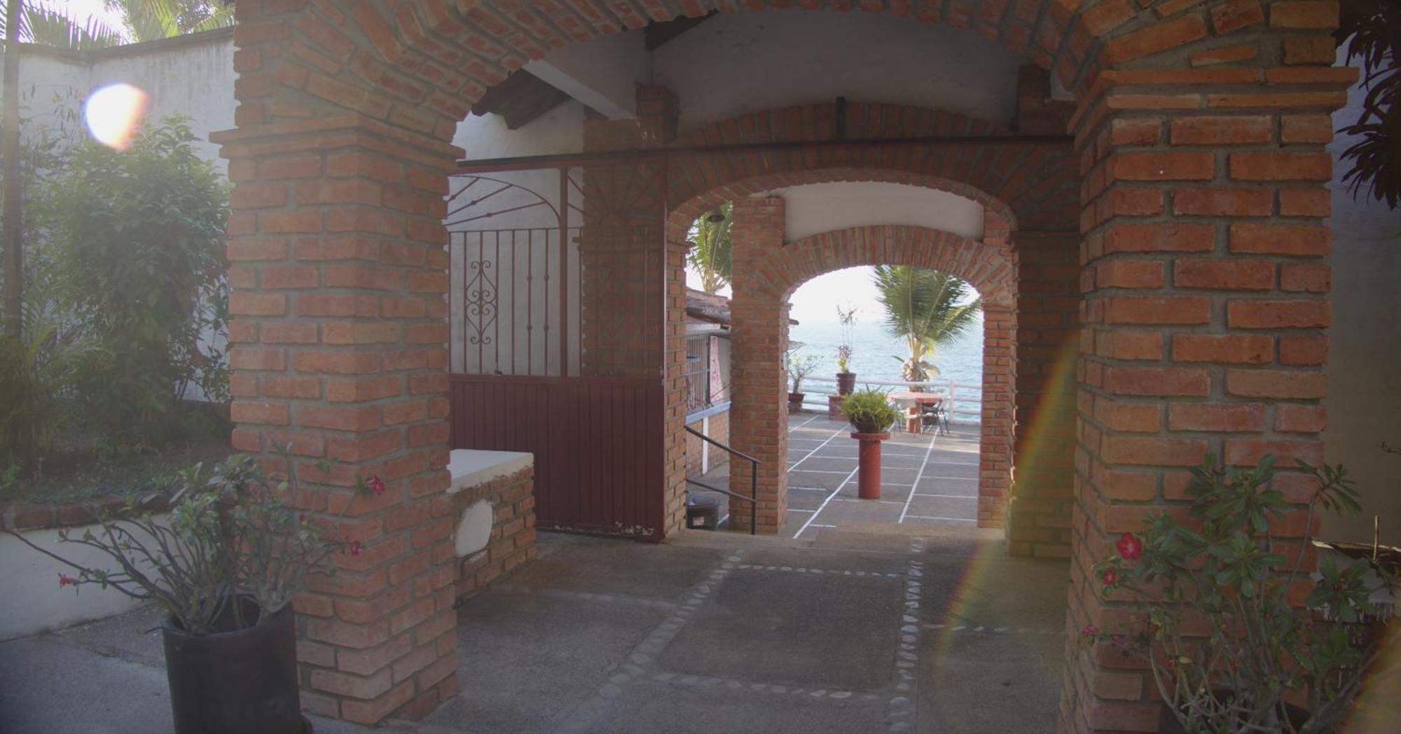 Traditional Sierra Leon Oceanfront Rooms - Adults Only ปูแอร์โตบาญาร์ตา ภายนอก รูปภาพ