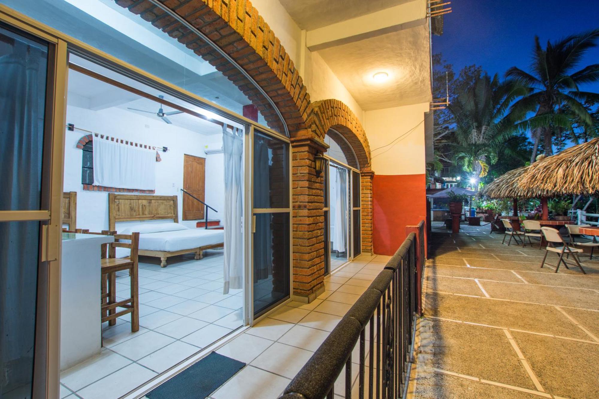 Traditional Sierra Leon Oceanfront Rooms - Adults Only ปูแอร์โตบาญาร์ตา ภายนอก รูปภาพ