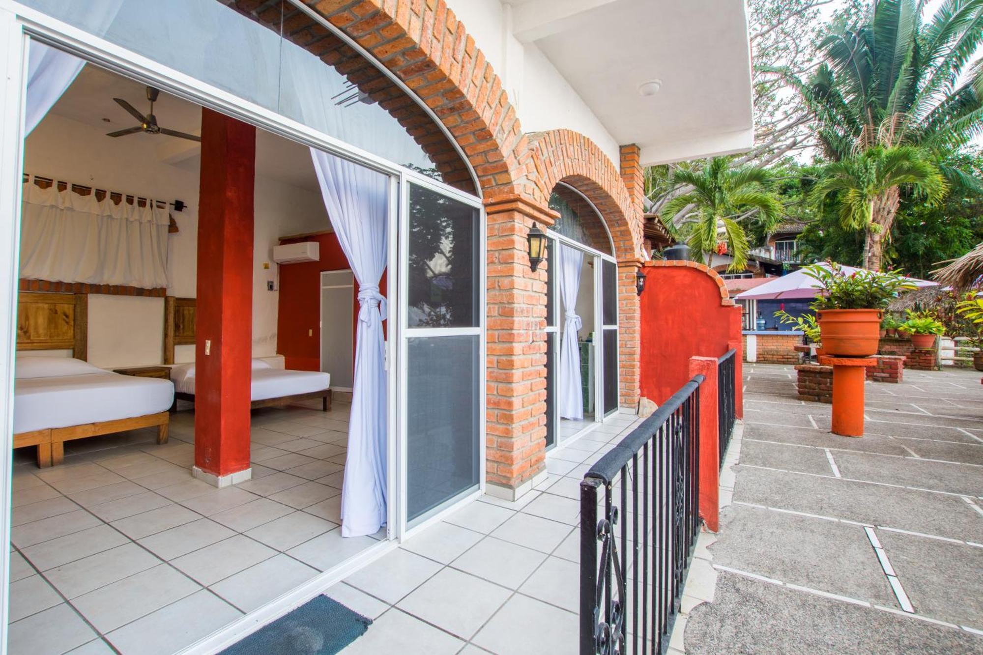 Traditional Sierra Leon Oceanfront Rooms - Adults Only ปูแอร์โตบาญาร์ตา ภายนอก รูปภาพ